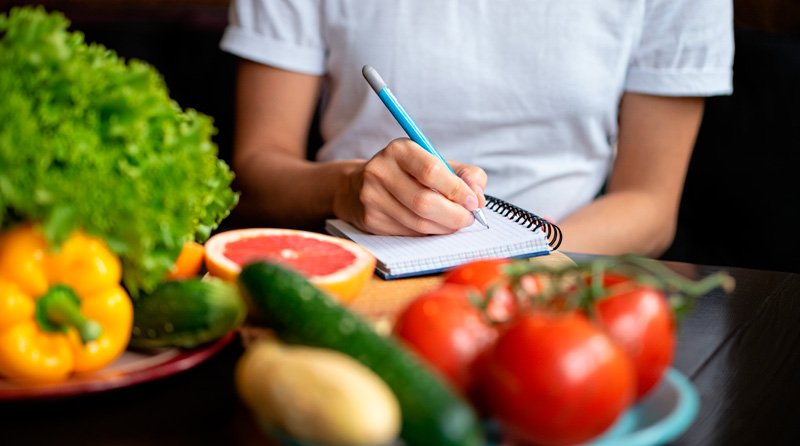 Продукты на столе лежат