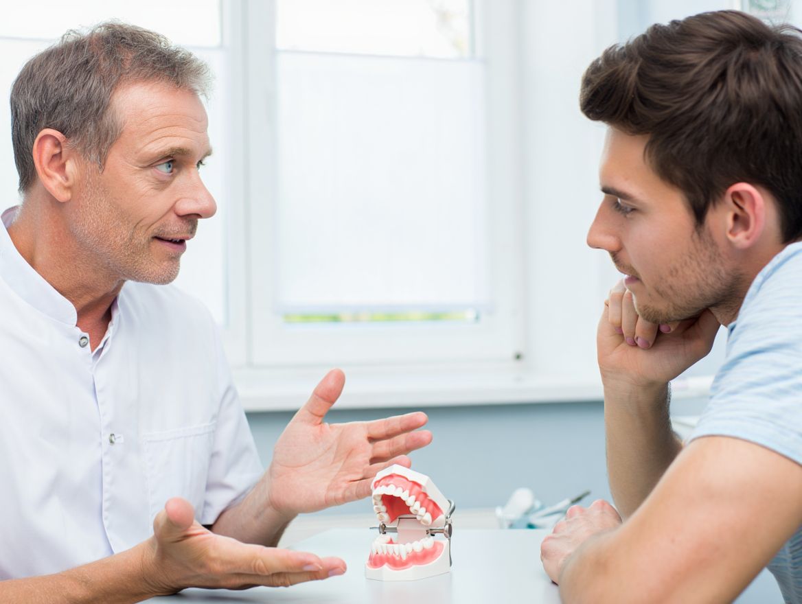 Стоматолог общается с пациентом