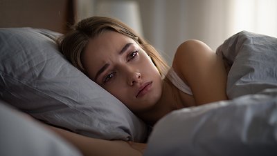 Девушка лежит в кровати