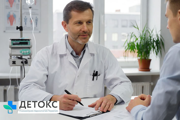 Мужчина ощущает боль в области живота от совмещения Гептрала и алкоголя